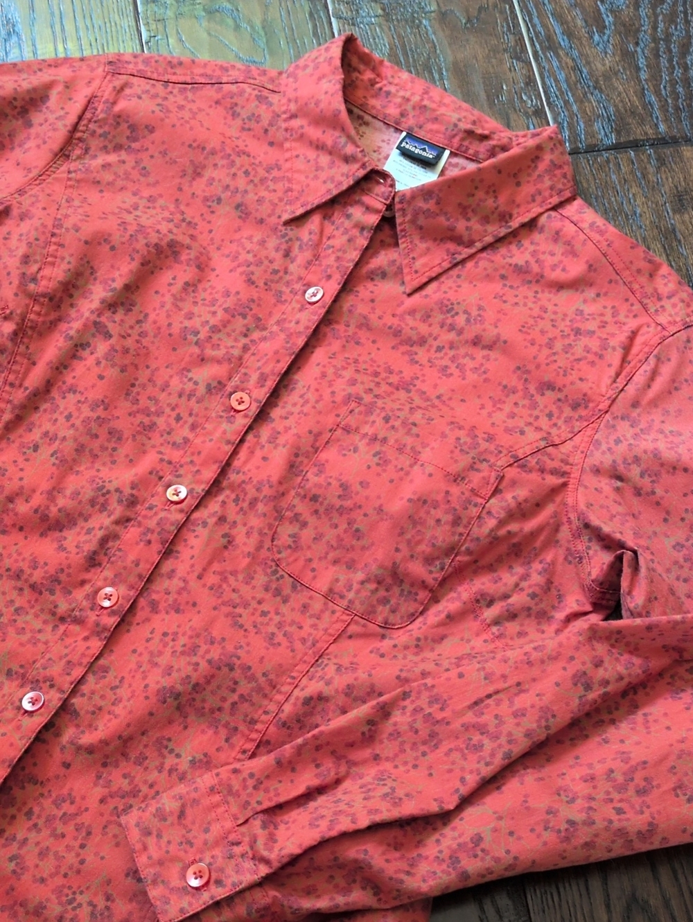 PATAGONIA I Coral Rusty Red Dotted Berry Pattern Button-Up Stretch Shirt, 8